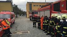 Zatímco na Slapech policisté pronikli do podzemí elektrárny a s pomocí služebního psa se jim podařilo zbloudilou návštěvnici najít a vyvést z labyrintu chodeb, do Štěchovic dorazily jednotky dobrovolných ze stanic Štěchovice a Hradišťko, profesionálních h