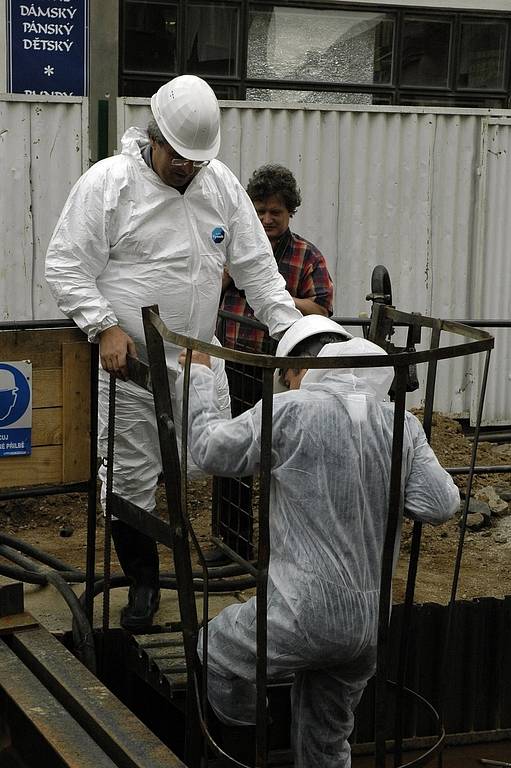 Starosta Josef Řihák a zastupitel Ivan Šedivý při návštěvě objeveného tunelu