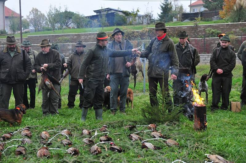 Svatojanští myslivci uspořádali hon na bažanty.