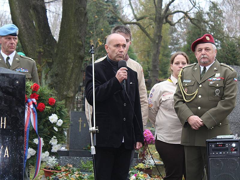 Slavnostní odhalení opraveného hrobu legionáře Josefa Kubelky na příbramském hřbitově. 