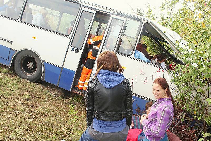 V Dlouhé Lhotě se konalo taktické cvičení záchranářů při vážné nehodě autobusu. Mělo za úkol prověřit připravenost všech složek integrovaného záchranného systému. 