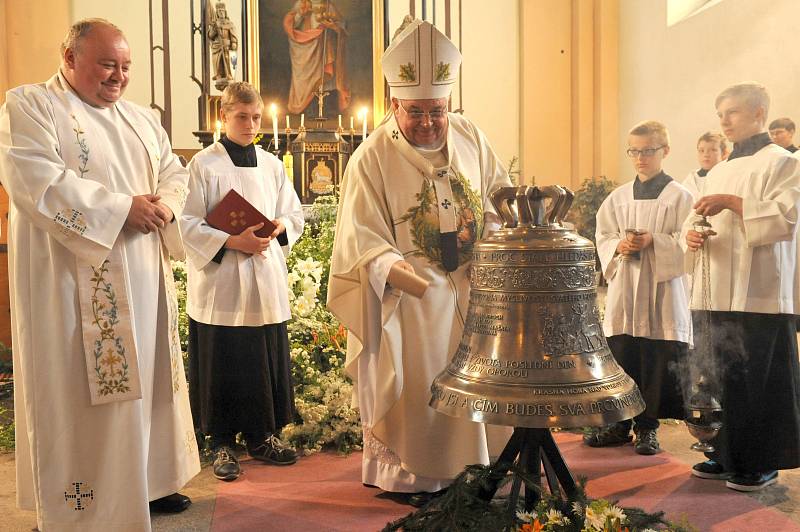 Svěcení zvonu v Krásné Hoře s kardinálem Dukou.