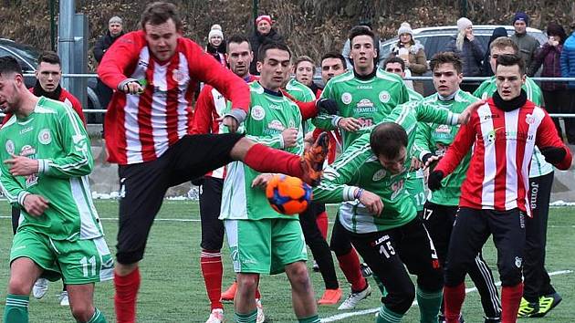 SOUBOJ.  Fotbalisté divizních Sedlčan (v zeleném)  potvrdily dobrou formu a po remíze s třetiligovými Štěchovicemi si poradily i v souboji s Podlesím, účastníkem I. A třídy.