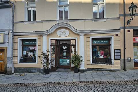 Charitativní obchod se nachází v Pražské ulici v Příbrami.