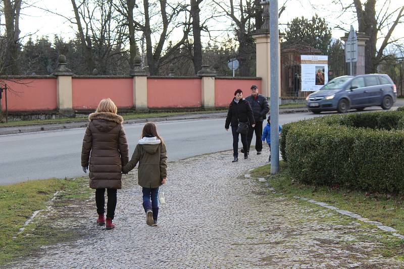 O Betlémské světlo je v Dobříši opravdu velký zájem, při zapalování se setkávají, zdraví a přejí si krásné Vánoce i obyvatelé, kteří se potkávají jen při této příležitosti.