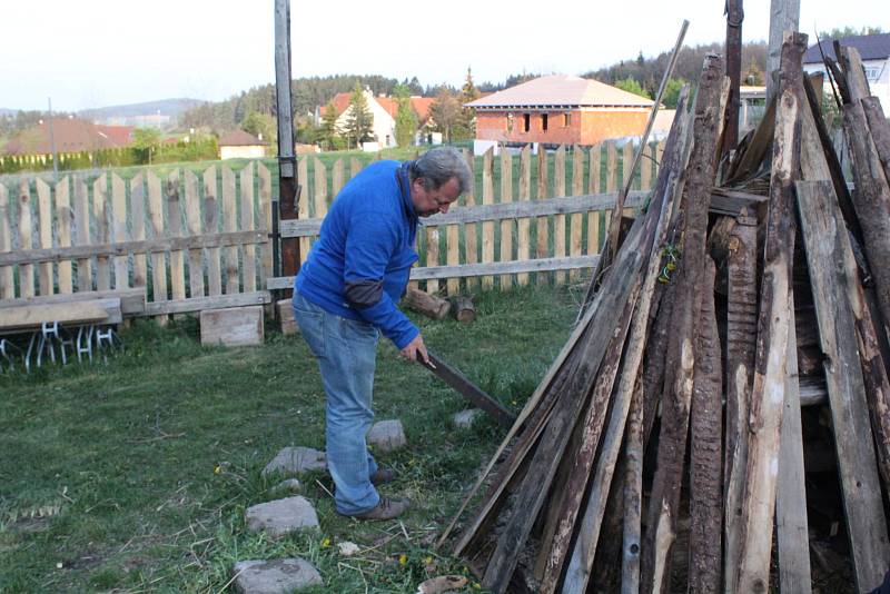 Pálení čarodějnic na K-farmě v Žežicích.