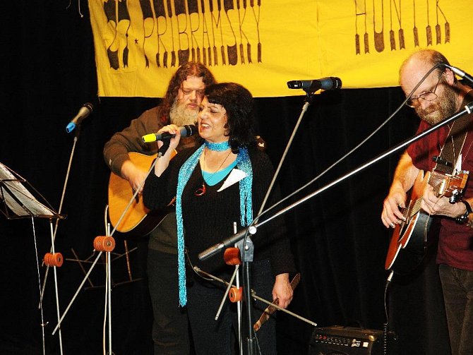 Příbramský huntík už 8 let nese jmén novináře, skauta a muzikanta Zdeňka Hejkrlíka (vpravo), po jeho smrti se pořádání ujala jeho manželka Jana (uprostřed).