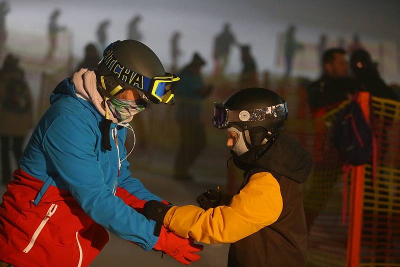 Lyžařská sezona začala v pátek 18. prosince také ve skiareálu Monínec na Příbramsku.