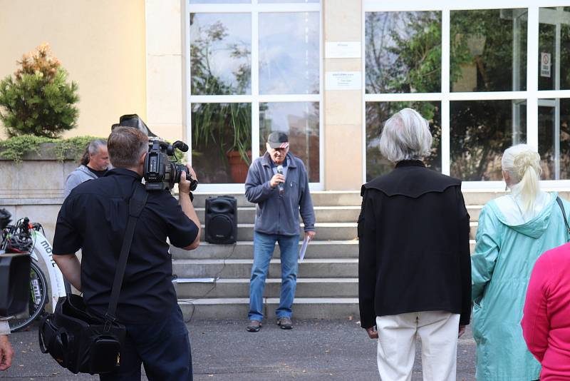 V Příbrami se protestovalo u ředitelství pobočky státního podniku DIAMO proti záměru rozebírání hald po těžbě uranu.