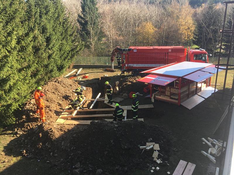 Příbramští hasiči opět procvičovali stabilizaci a pažení výkopů.