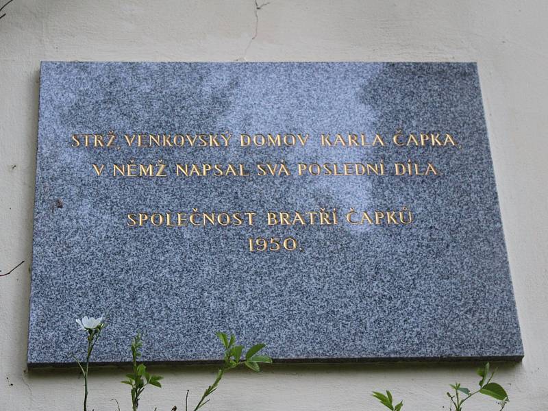 Památník Karla Čapka na Strži nedaleko Staré Huti u Dobříše.