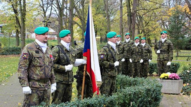 Pietním aktem si v pátek dopoledne připomněli oběti válečných konfliktů na celém světě.