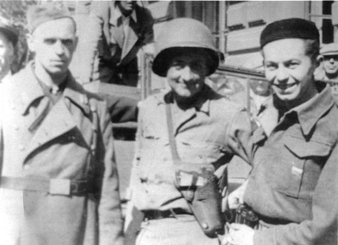 Setkání příslušníků americké armády a zdejších partyzánů v Příbrami 9. 5. 1945 před radnicí. 