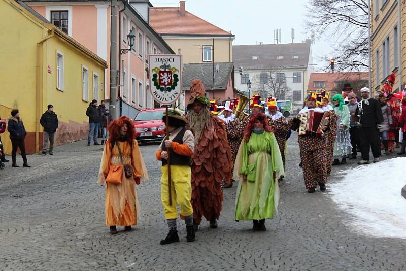 Průvod maškar přivítal v sobotu dopoledne areál Ševčinského dolu na Březových Horách.