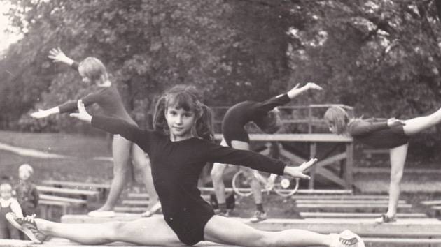 Gymnastika měla své zázemí i v areálu Nového rybníku, jak dokazuje tento snímek z roku 1976, kde je autorka vyprávění Hana Jíchová i se svými kamarádkami.