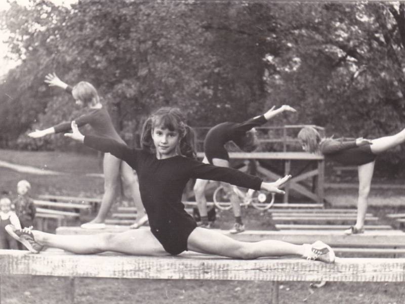 Gymnastika měla své zázemí i v areálu Nového rybníku, jak dokazuje tento snímek z roku 1976, kde je autorka vyprávění Hana Jíchová i se svými kamarádkami.