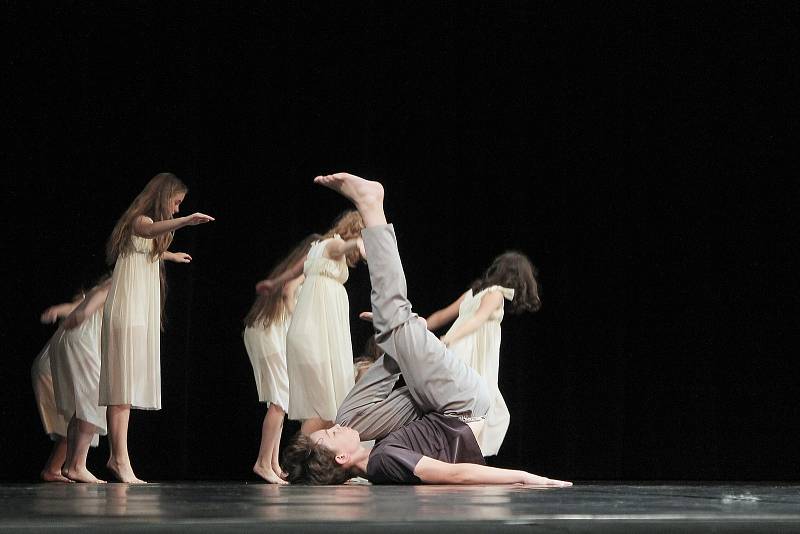 Děti z tanečního studia Elpé ve čtvrtek předvedly v divadle své taneční umění. Před plným hledištěm zatančily choreografie, na kterých celý rok pracovaly.