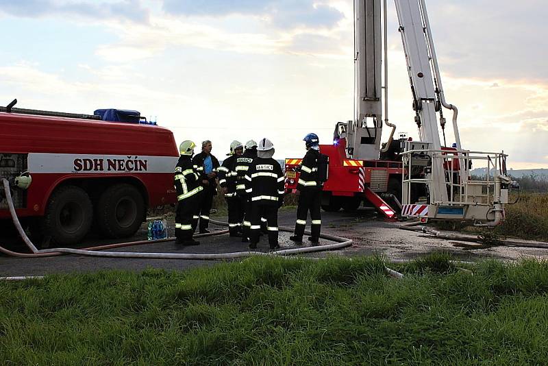 Požár budovy bývalého zemědělského statku v Ouběnicích. Podnikalo v nich několik firem. Foto: Markéta Lišková