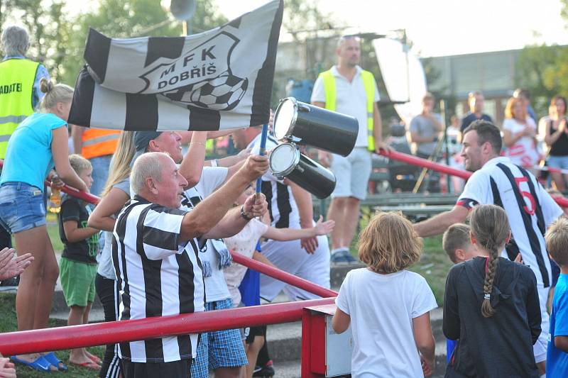 Stadion V Lipkách v Dobříši zažil ve středu v podvečer fotbalový svátek. K utkání 2. kola českého poháru MOL Cup sem přijel prvoligový tým Slovan Liberec.