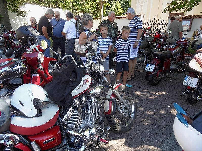 Nadšenci motorismu si přišli v sobotu 5. srpna v Petrovicích na své. Mohli na náměstí obdivovat historická auta a motocykly, jejichž majitelé tu měli několikahodinovou plánovanou zastávku.