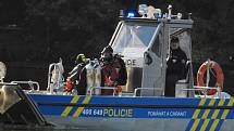 Profesionální hasiči z Dobříše nacvičovali zásah při požáru lodi na Slapech.