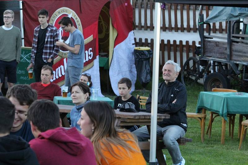 Na žežické K-farmě zahrály příbramské hudební naděje.