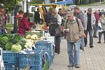 NA PŘÍBRAMSKÝ farmářský trh k Hořejší Oboře zavítali prodejci se sezónními produkty. Lidé si tu mohli doplnit zásoby česneku, cibule, kapusty, jablek či brambor. Vinaři přivezli burčák, který byl ihned k ochutnání. 