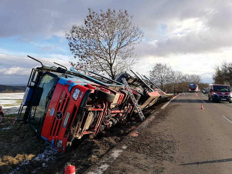 Na Příbramsku havarovalo nákladní vozidlo, které převáželo osobní automobily.