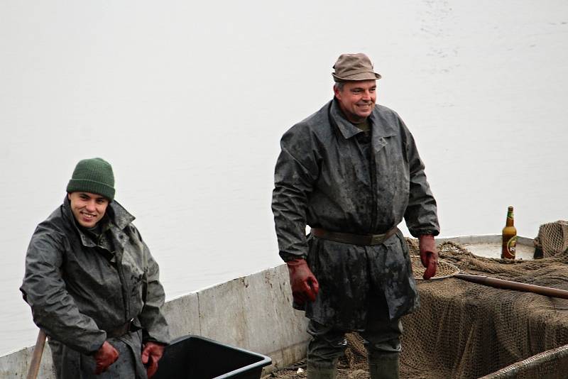 Výlov začínal kolem sedmé hodiny a během dopoledne proběhl i druhý zátah sítí. S blížícím se polednem proud lidí mířící na hráz rybníka neustával, přicházely i rodiny s kočárky.