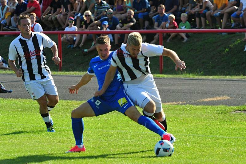 Stadion V Lipkách v Dobříši zažil ve středu v podvečer fotbalový svátek. K utkání 2. kola českého poháru MOL Cup sem přijel prvoligový tým Slovan Liberec.