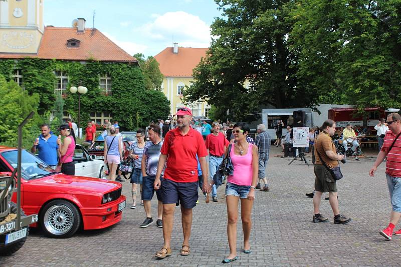 V Petrovicích u Sedlčan si dali už potřetí dostaveníčko milovníci historických vozidel.