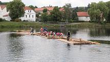 Z plavby na padesátimetrovém voru neboli prameni v Kamýku nad Vltavou.