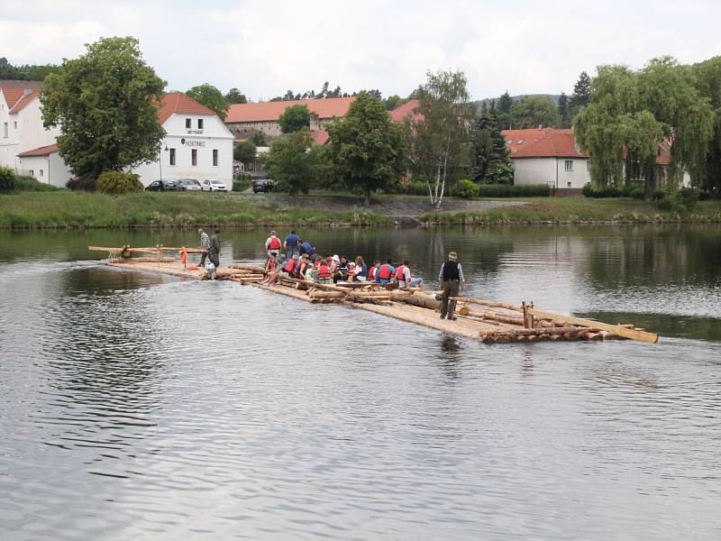 Z plavby na padesátimetrovém voru neboli prameni v Kamýku nad Vltavou.