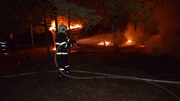 Požár byl ohlášen krátce před 03. hodinou ve středu 28. června byl na tísňovou linku HZS Středočeského kraje ohlášen požár dřevěné restaurace a přístřešku.