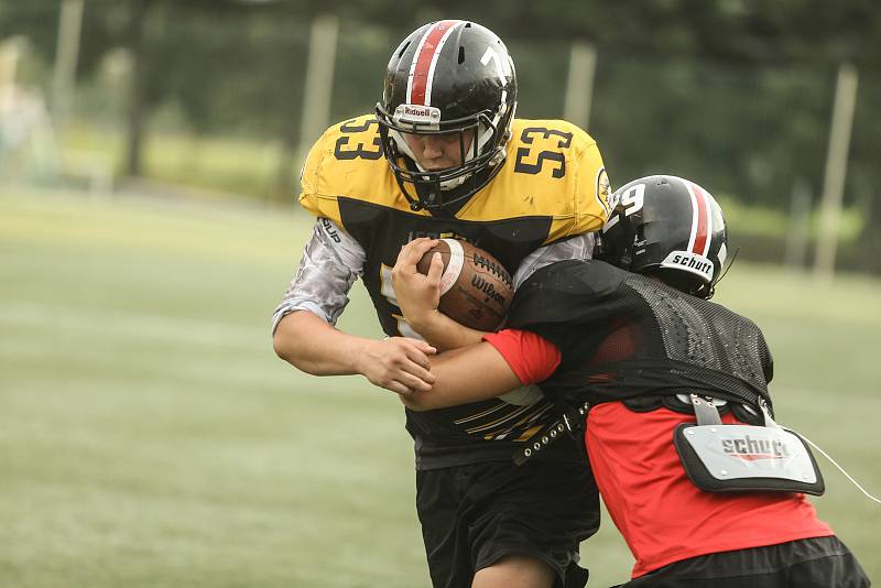 Americký fotbal je kolizní sport, nikoliv konfliktní. Na to je třeba pamatovat, když hráč běží: kdokoliv do něj může narazit.