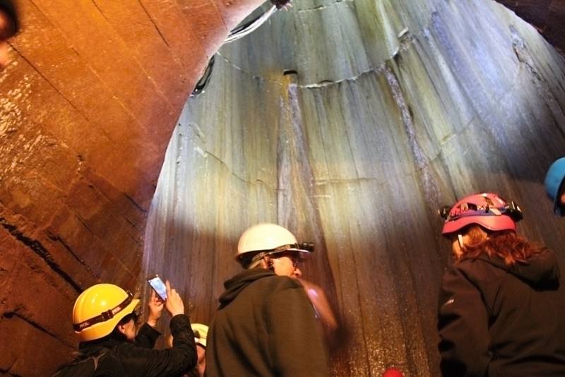 Prohlídka dolu Skalka v Mníšku pod Brdy zavede účastníky až do nitra kopce a seznámí ho s historií těžby.