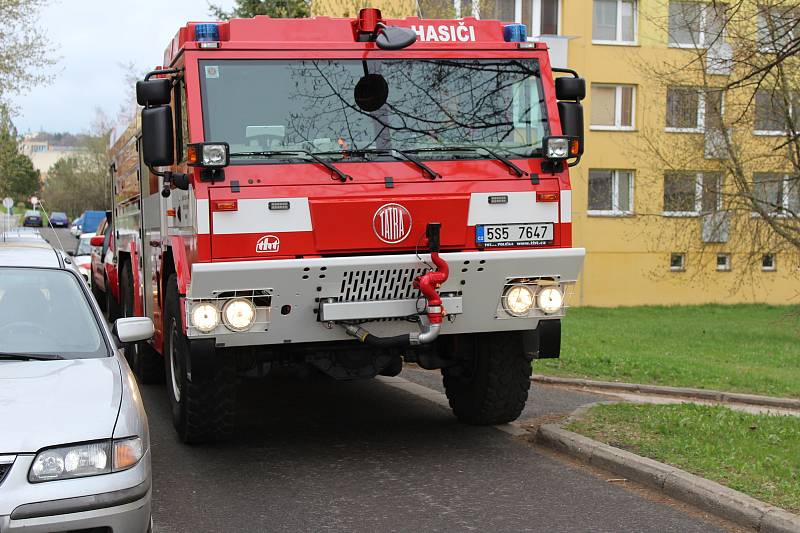 Špatně zaparkovaná auta komplikují průjezd hasičům.