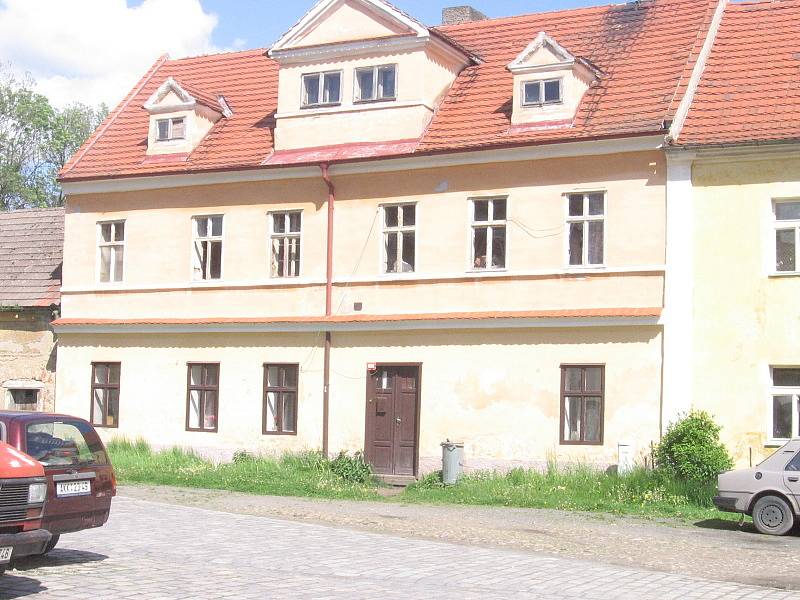 Ulice Lokšany v Březnici, uprostřed níž stojí židovská synagoga