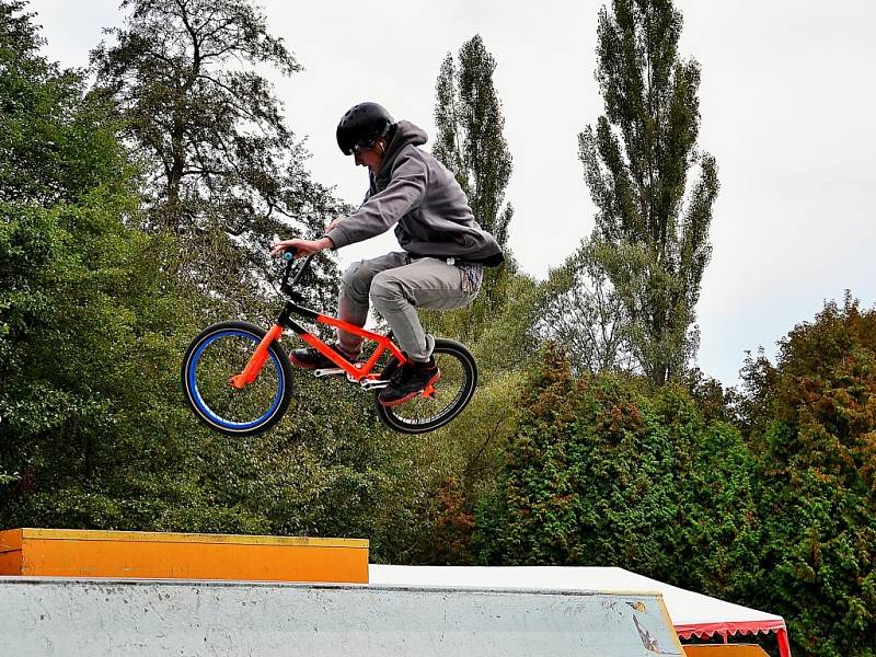 Bikeři pomohli Jakubovi Skotnicovi.