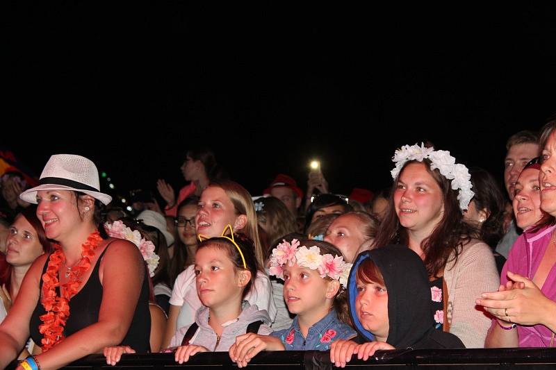 Letní festival v příjemném prostředí, přímo na pláži, byl v tropickém počasí volbou několika tisíců návštěvníků.