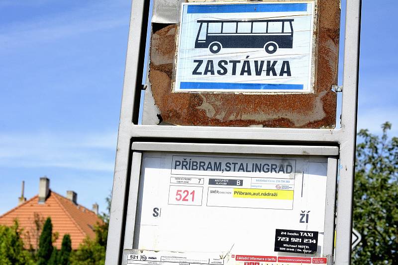 Autobusová zastávka Stalingrad v ulici Hornických učňů v Příbrami.