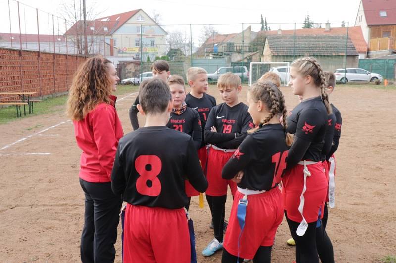 Bezkontaktní verzi amerického fotbalu si v sobotu odpoledne vyzkoušely příbramské děti s hráči týmu Bobcats Příbram.