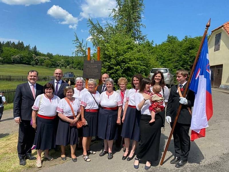 Ze slavnostního odhalení pamětní desky Josefu Balabánovi u hájovny Obora v Dobříši.