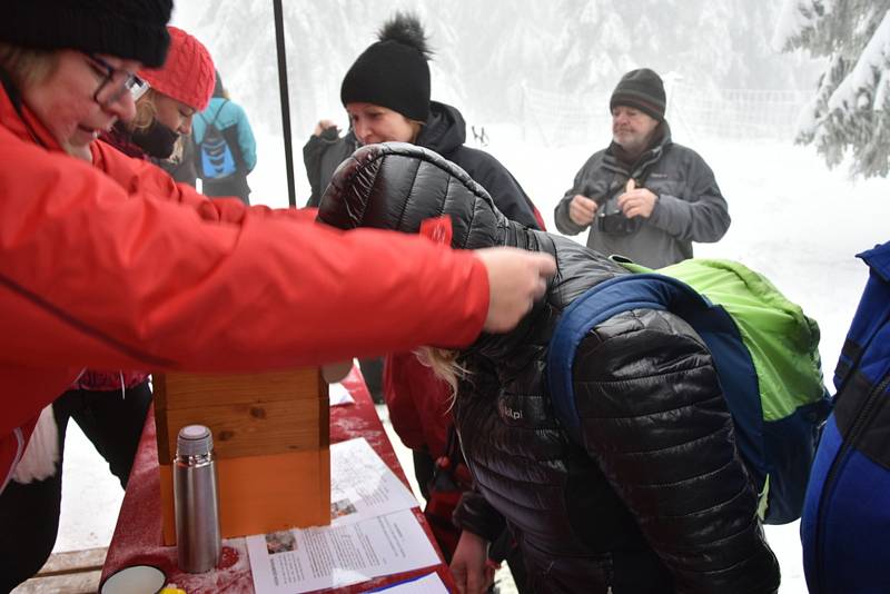 Čím výše účastníci stoupali, tím bylo okolí krásnější, v lese bylo téměř 50 centimetrů sněhu.Na Pražáku na příchozí čekaly medaile, červené razítko, pečení buřtíků a teplé alkoholické i nealkoholické nápoje.