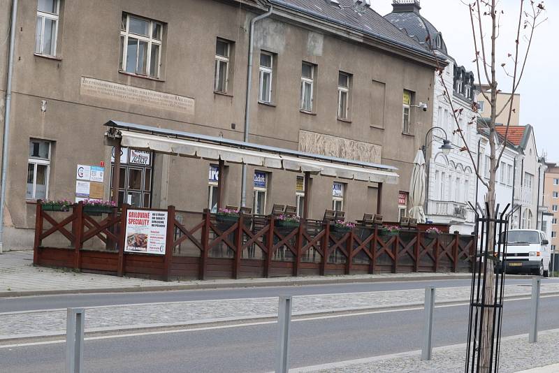 Zahrádky restaurací v okolí náměstí T.G.M. v Příbrami zůstaly zavřené, přestože mohly otevřít.