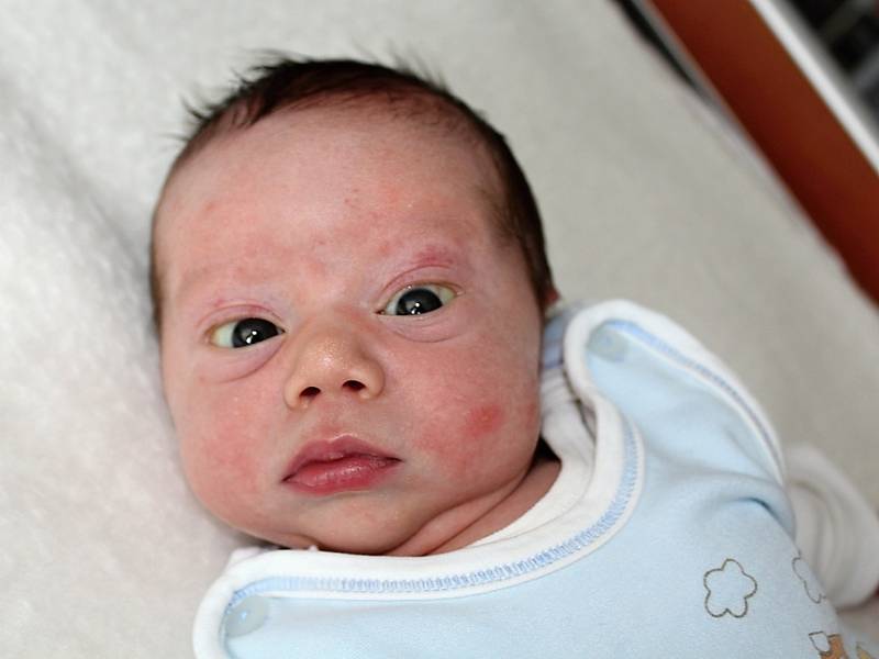 MATĚJ ŘEZNÍČEK se narodil v pátek 18. srpna o váze 3,92 kg a míře 53 cm rodičům Veronice a Rostislavovi z Kařezu. Pomáhat s péčí o miminko jim bude dcera Viktorka. 