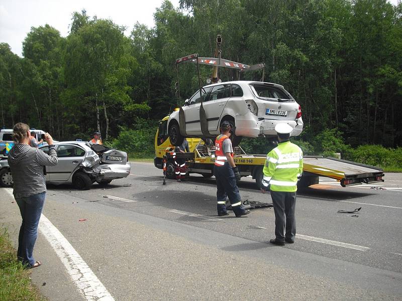 Nehoda pěti osobních aut na strakonické silnici u Bytízu.