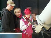 NĚKTEŘÍ návštěvníci hvězdárny se pokusili pořídit u dalekohledu vlastní snímek.