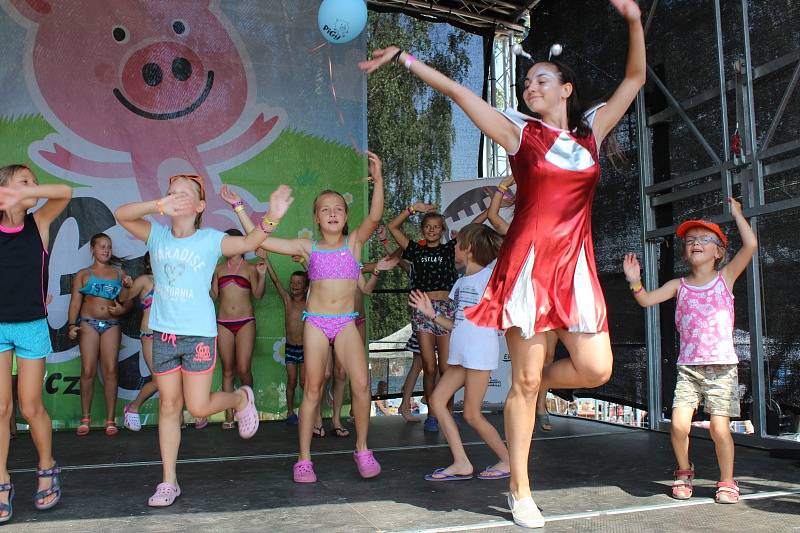 Letní festival v příjemném prostředí, přímo na pláži, byl v tropickém počasí volbou několika tisíců návštěvníků.