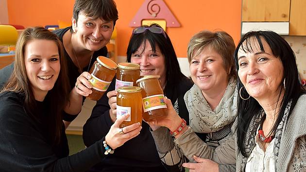 Ředitelky příbramských předškolních zařízení se sladkým dárkem od včelařů. 